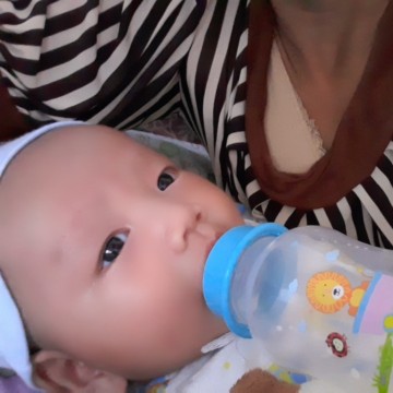 ลูกกินนมชงสอึกบ่อยมากทำยังไงดี