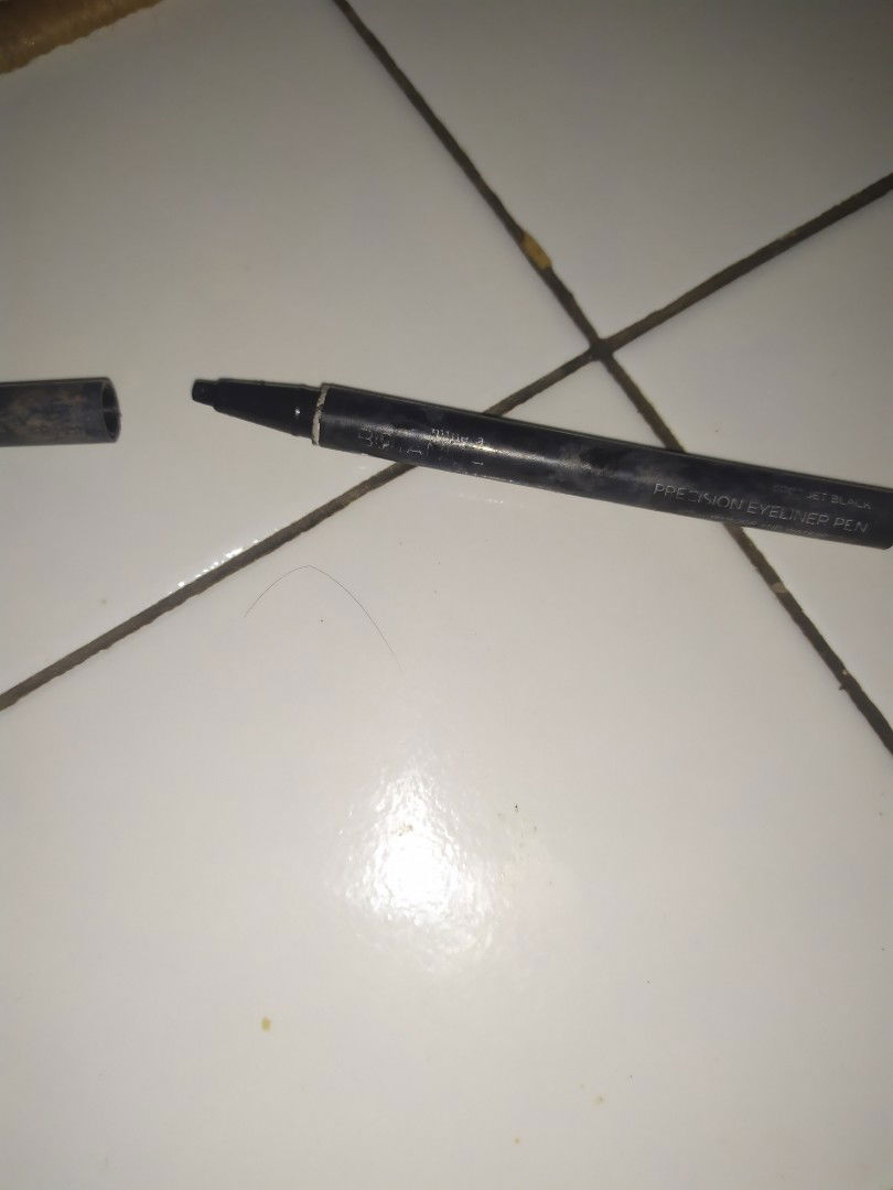 Bayi 9 bln makan eyeliner