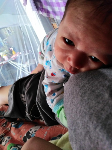 มีลูกๆบ้านไหนชอบนอนบนอกแม่ๆบ้างค่ะ