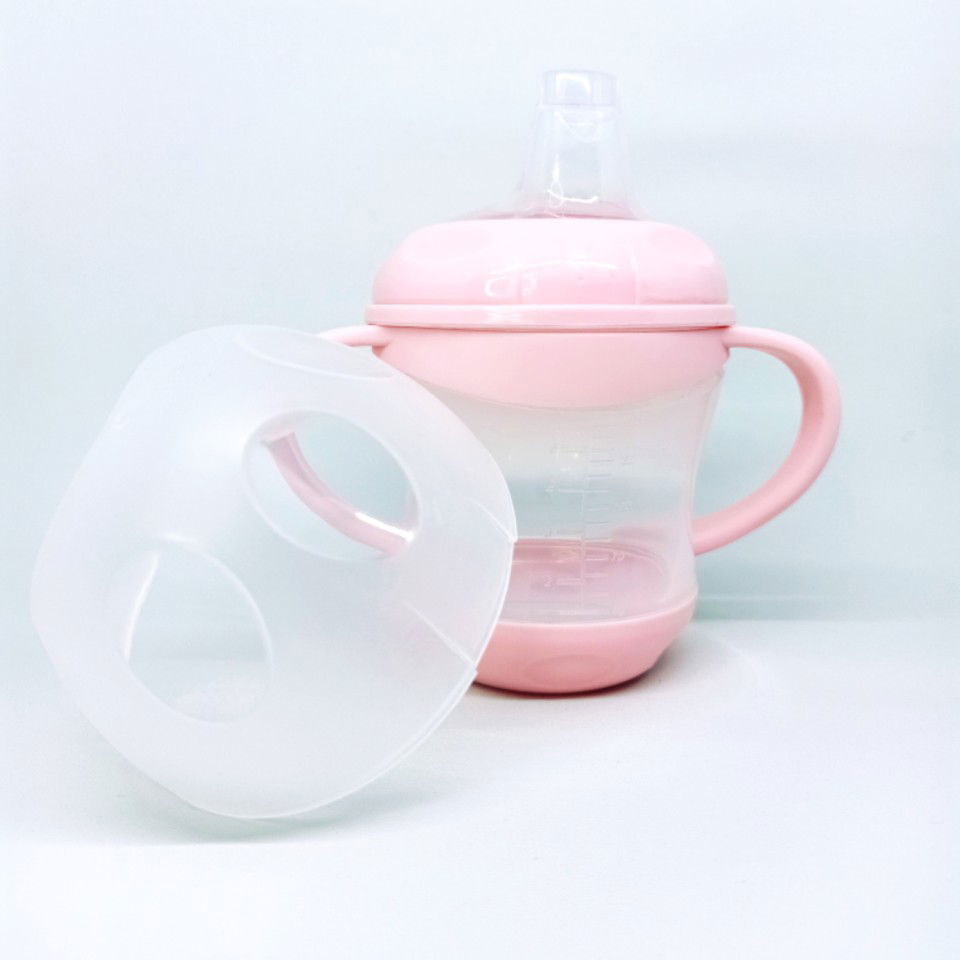 Melatih si Kecil Minum Menggunakan Gelas