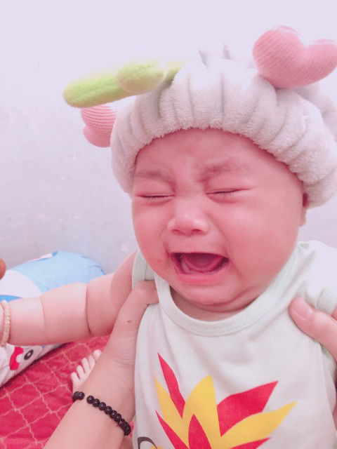 bé khóc đêm vỗ k đc
