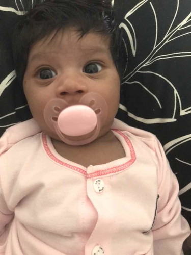 สาวน้อยดีลี่ช่ากับจุกหลอกของเค้า 😆😆