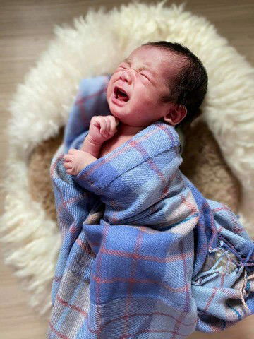 Lahir di rumah hanya berdua suami.