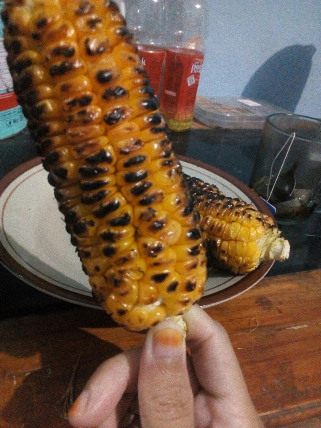 makan jagung bakar