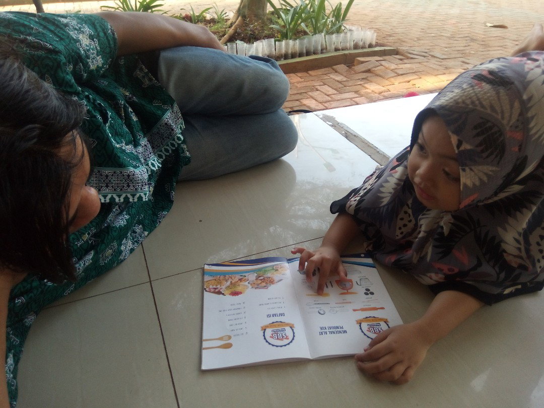 Mengajak ayah membaca buku