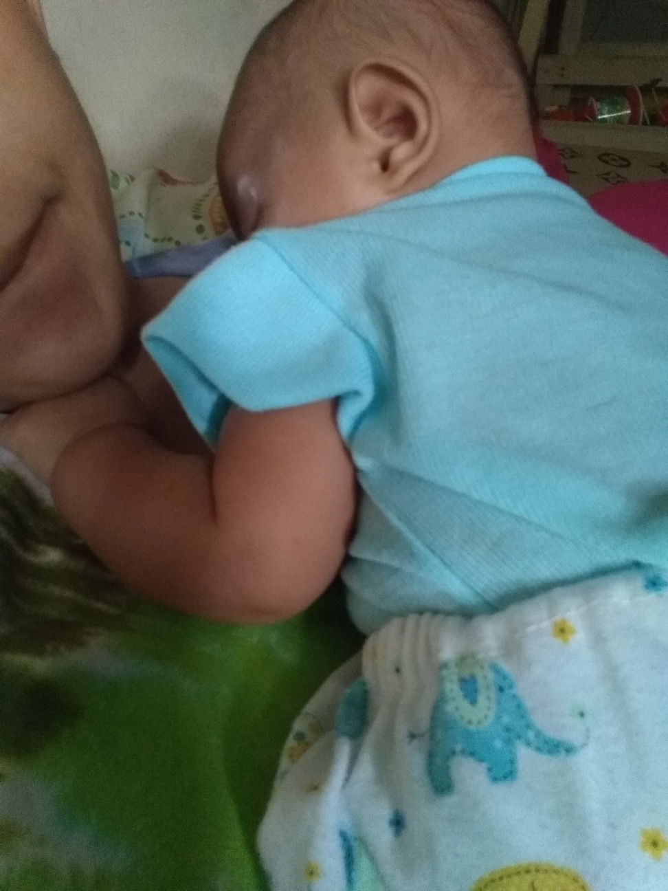 anak suka nya tidur di pelukan