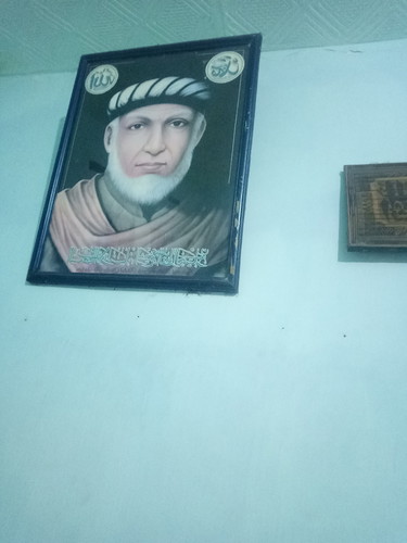 anak senyum senyum sendiri