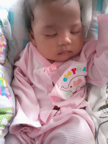 ร้อนไนมีแผลไนปากทำงัยดีคะอายุ2เดือนแล้วคะ