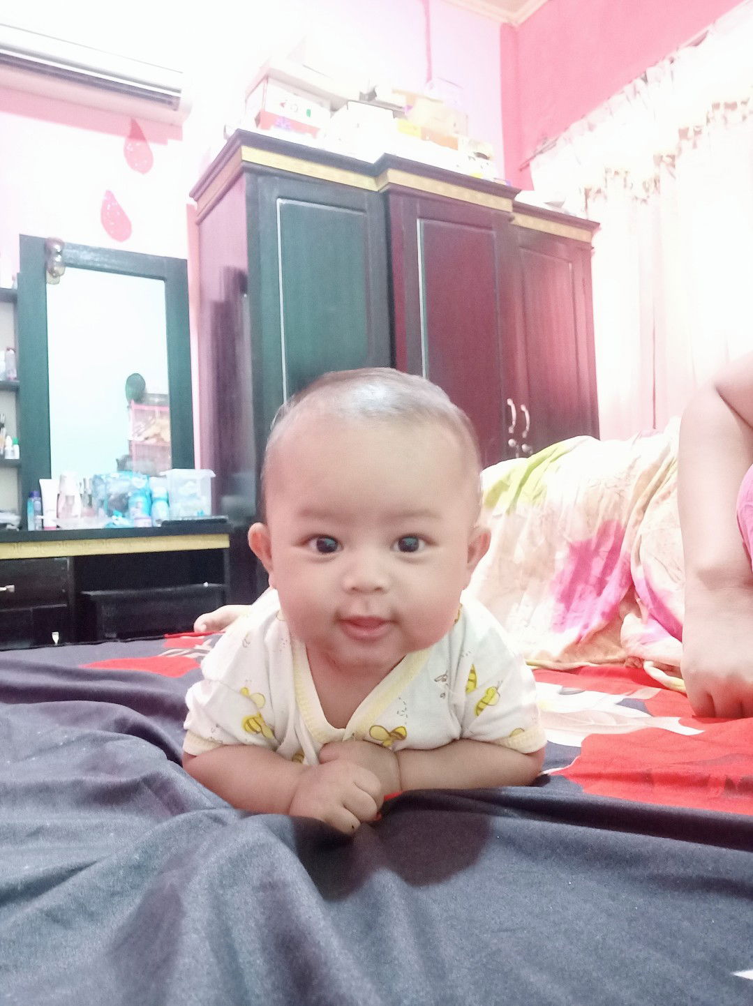 tengkurap masih dibantu