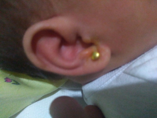 butas ng tenga ni baby