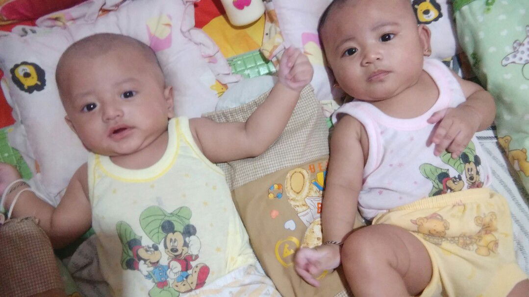 tentang si kembar