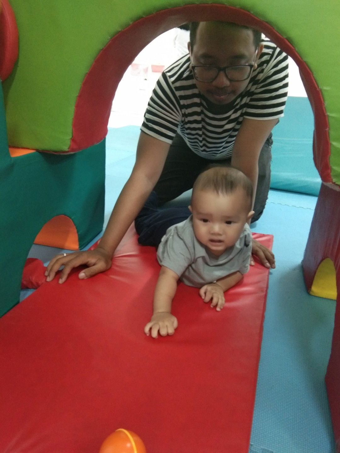 kapan sih waktunyaa anak untuk diberikan stimulasi merangkak atau duduk yang benar ?