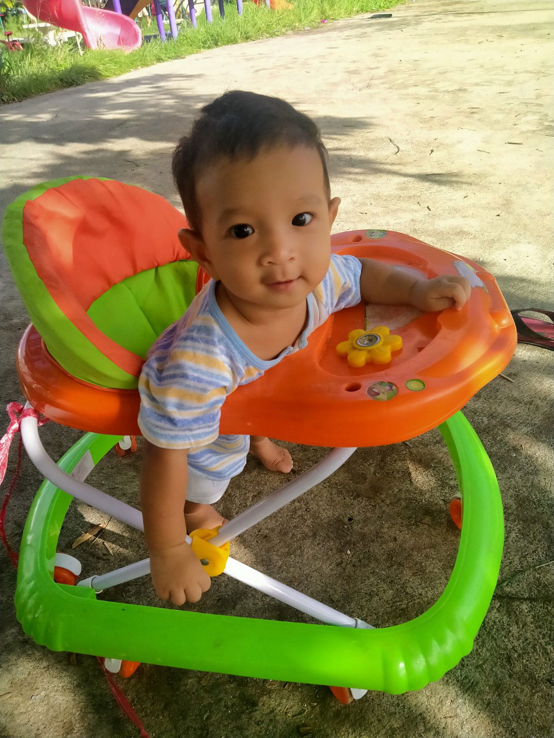 ร้องงอแงไม่ลืมหูลืมตา