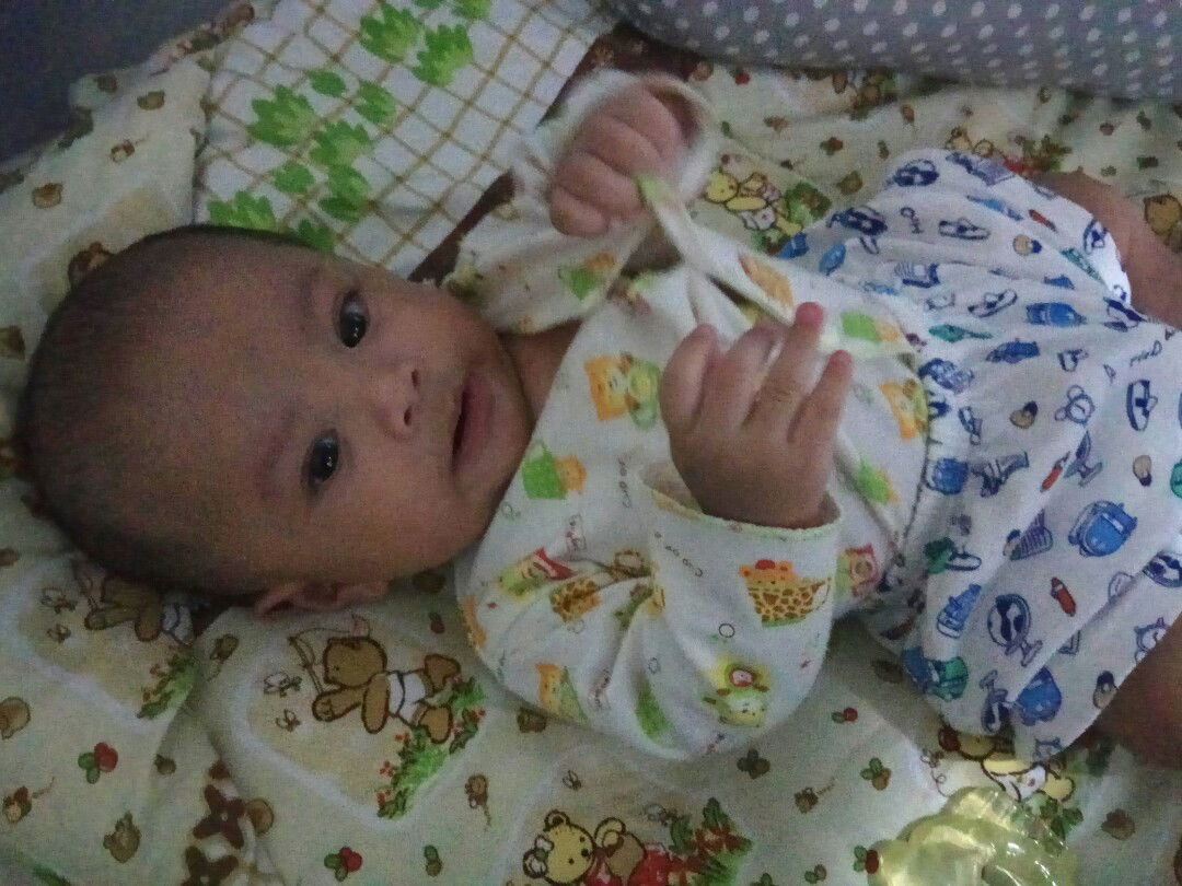 Kenapa bayi suka menarik bajunya sendiri