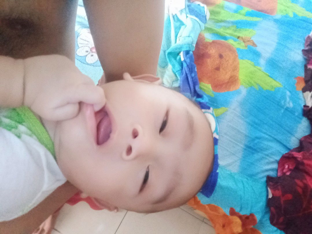 kayak anak ku tidur begini beeehh😂😂😂