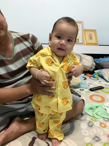 ขอถามหน่อยค่ะ ตอนนี้น้องอายุได้ 5 เดือน 9 วันค่ะ น้องกินนมแม่มา 5 เดือนค่ะ ตอนนี้เปลี่ยนให้น้องกินนมเอนฟาแล็ค เอพลัสค่ะ คือ 3 วันน้องอึครั้งนึง สีก็จะเทาๆเหนียวๆน่ะค่ะ อยากทราบว่าปกติดีมั้ยค่ะ