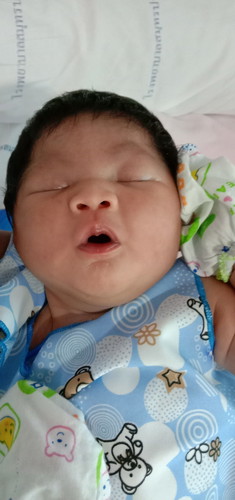 แตกแล้วจร้าน้องคลอดออกมา3180กลัม