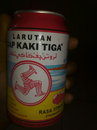 Minum Larutan Cap Kaki Tiga