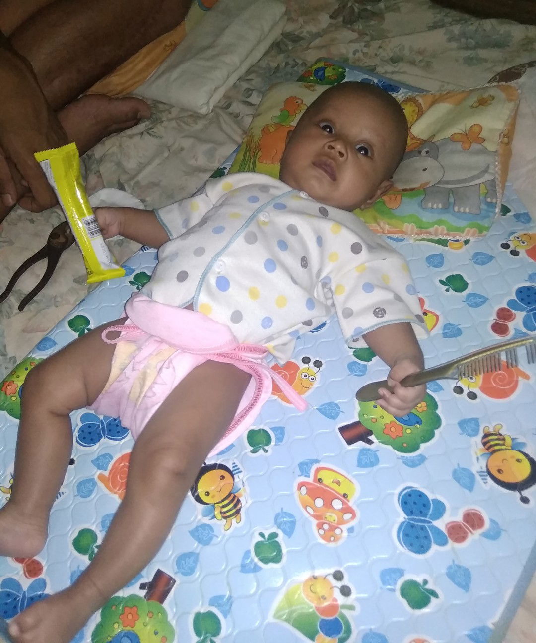 kenapa ya Bun sekarang baby ku umur 2 bulan lebih 13 hari kalo pagi jam 6 Sampek jam q siang bobok nya pules ,sampek2 mimik asi aj susah di bangunin,klao malam jm 4 pagi baru bisa bobok ,paling bobok jm 1 MLM itu aja cuma 1 jm udah gitu bgun jm 2 pagi itu