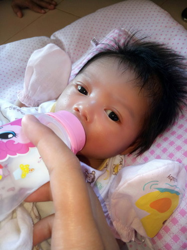 น้องกินนมอ้วกแตก อ้วกเสร็จแล้วกินต่ออีก