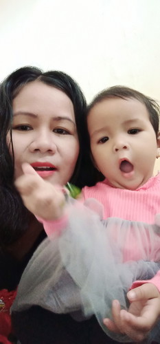 haloooo smuanya Bunda mama syantiiik Saya mau tanya ni anak saya usianya udah10 bulan tapi blm ad GiGiNya knpa ya BUN