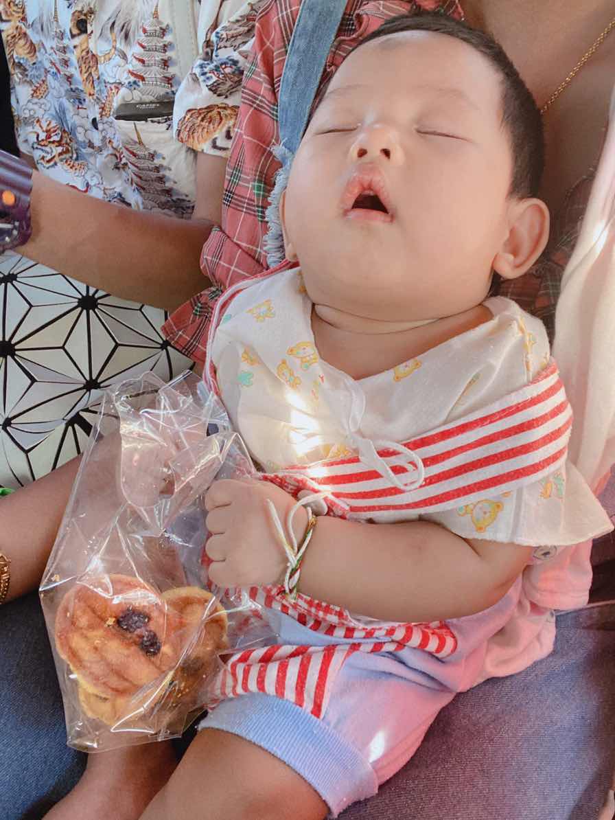 เด็กน้อยและถุงขนมของเขา