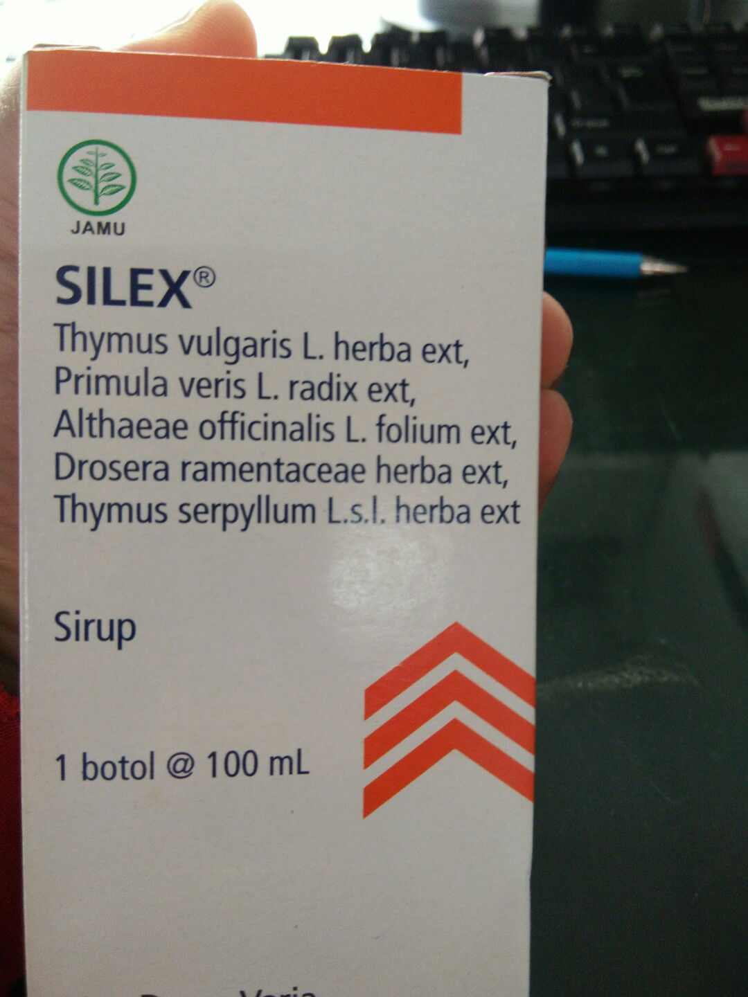 Minum obat batuk Silex