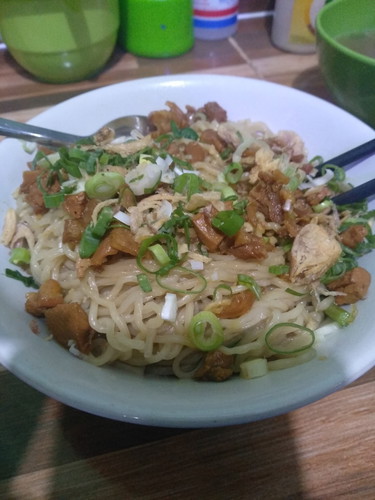 bumil makan mie ayam