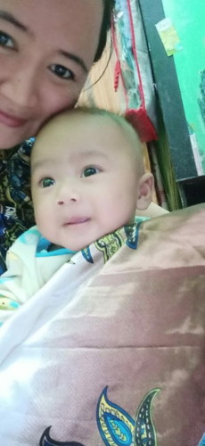 Anak bayi yg sadar banget sm canmera??