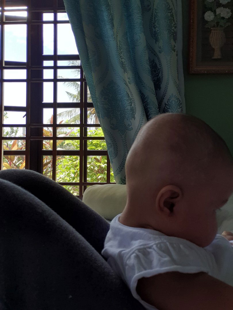 Baby tundukkan kepala