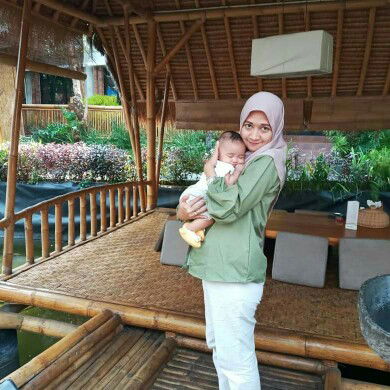 nia latief profile icon