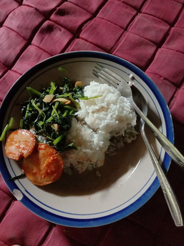 ibu masak menunya jengkol, syur d kasih potongan jengkol, ama balado jengkol, panas gk ya lo mkn, gk bnyk sh,