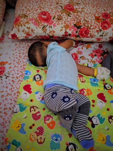 bayi tidur kepala mendongak ke atas
