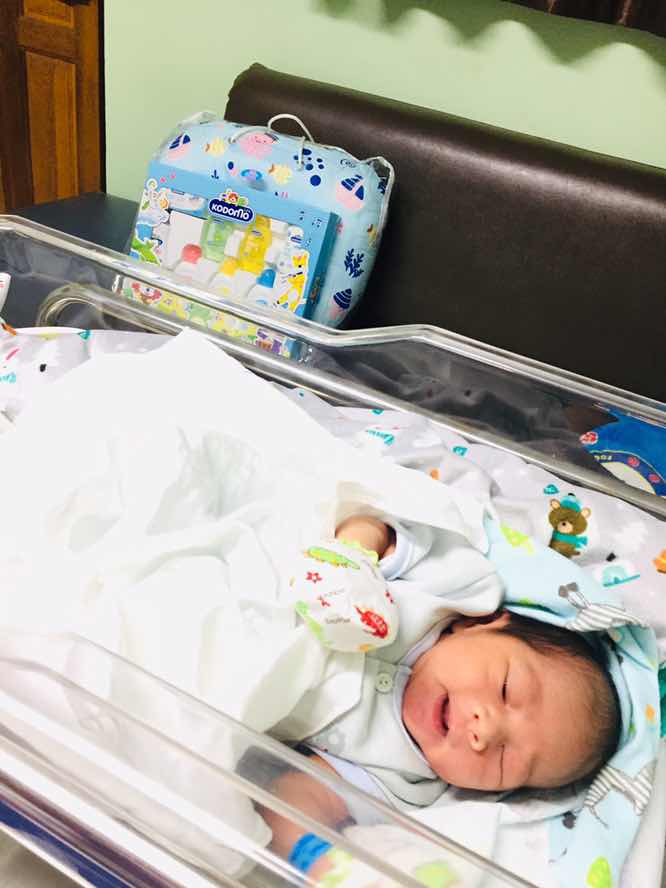 แอบแตกก่อนกำหนดแล้วครับผม  หลังจากเฝ้าดูแม่ๆบ้านอื่นลงรูปลูกกันรัวๆ แม่ขอลงบ้างนะค่ะ ดีใจสุดๆ