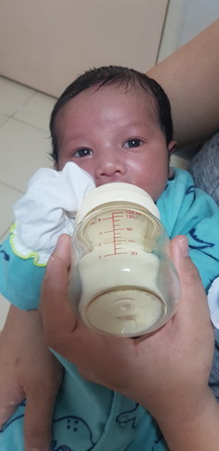 ไม่มีน้ำนมให้ลูกคะ กระตุ้นก็แล้ว อยากทราบว่า เลี้ยงด้วยนมผงต้องให้ลูกทานวันหนึ่งรวมแล้วกี่oz คะถึงจะเพียงพอ