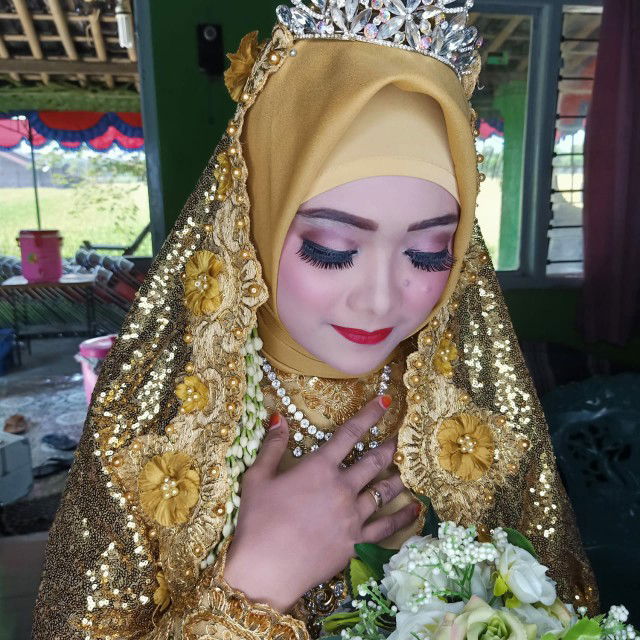 galuh laras wati profile icon