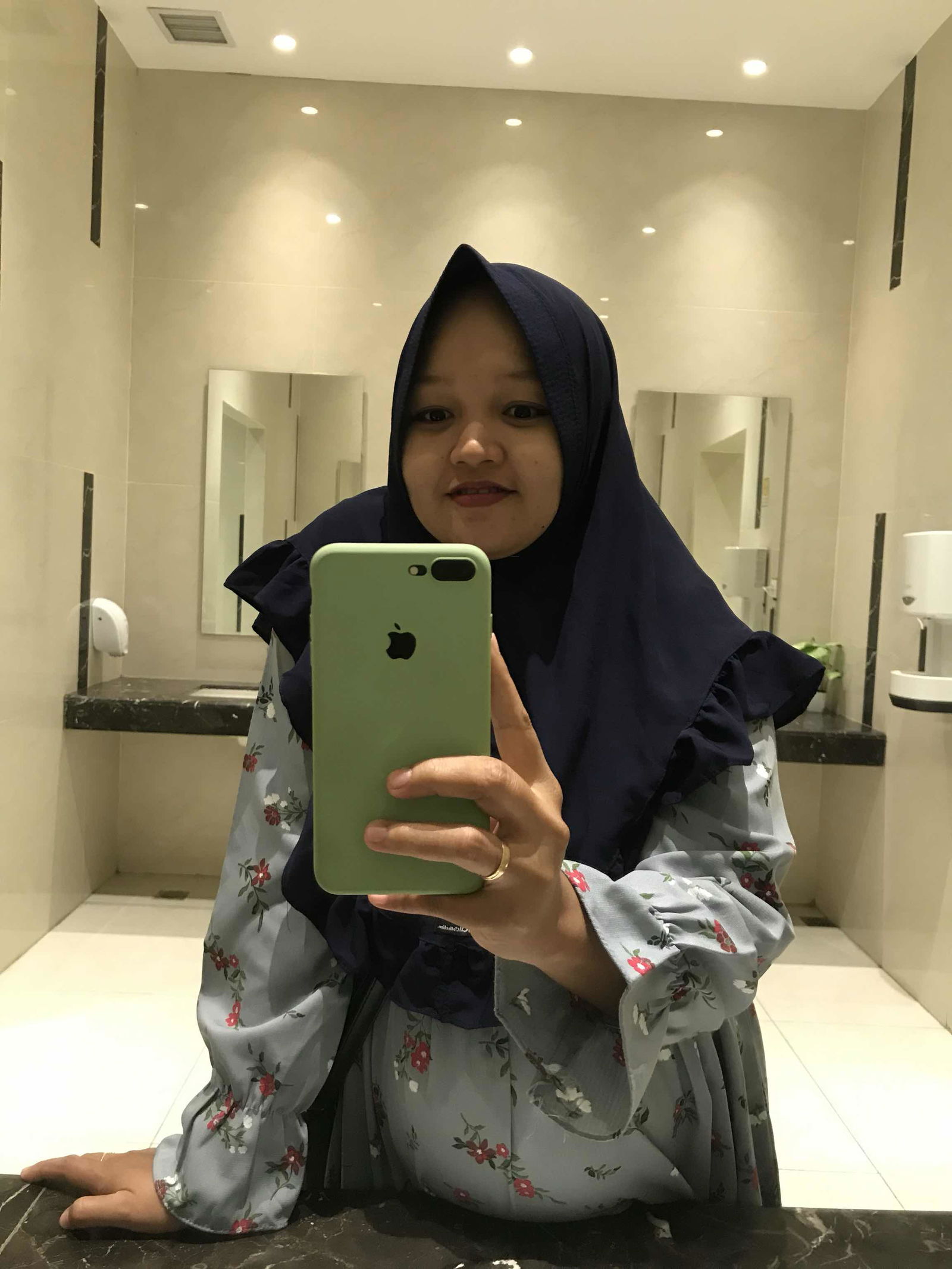 Putri N S profile icon