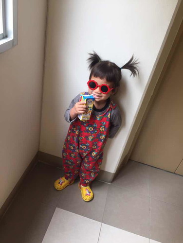 น้องผู้หญิง อายุ 2 .4 ขวบ แต่ยังพูดไม่เป็นภาษาเลยค่ะ พูดแต่ภาษาต่างดาวค่ะ
