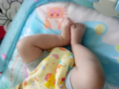 menyatukan telapak kaki