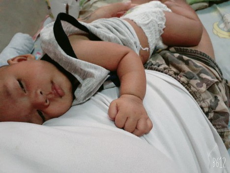 น้องติดนอนบนอกแม่ค่ะ