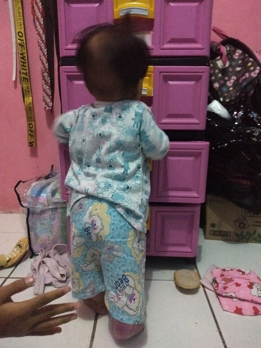 berdiri dan berjalan ...