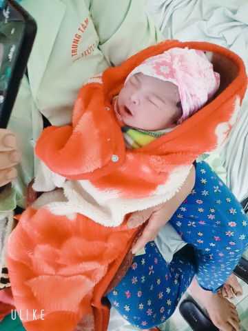 sún đã ra với mẹ rồi con được 4kg đẻ thường... các mon mát miện chúc con hay ăn chóng lớn đi...