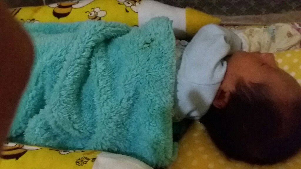bayi tidur miring