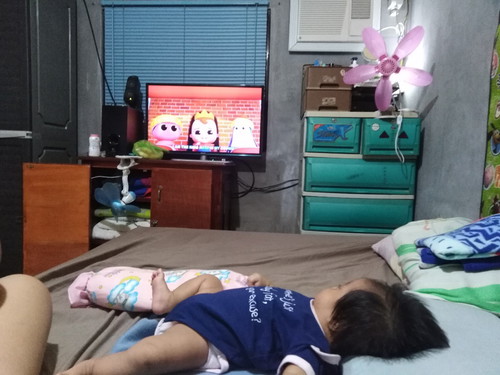 watching nursery rhymes, pang 4 days na syang di napupu.susundutin ndaw ng lola nya ng suppository ?