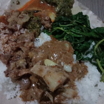 bli nasi pdang kya enak ehhh malh muntahhh gk mai detunya ?????