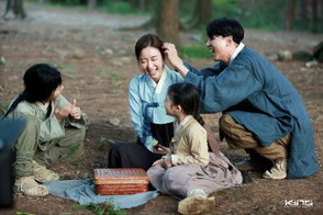 คุณแม่ร้องไห้ตามฉากซีรี่ย์ซึ้งๆ