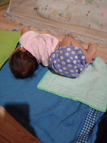 bé cứ thích nằm kiểu này k à❤️