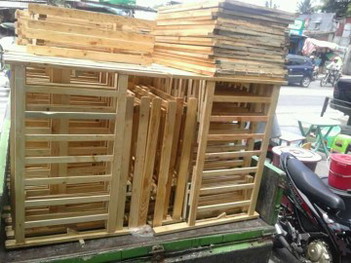 Selling Varnished Wooden Crib