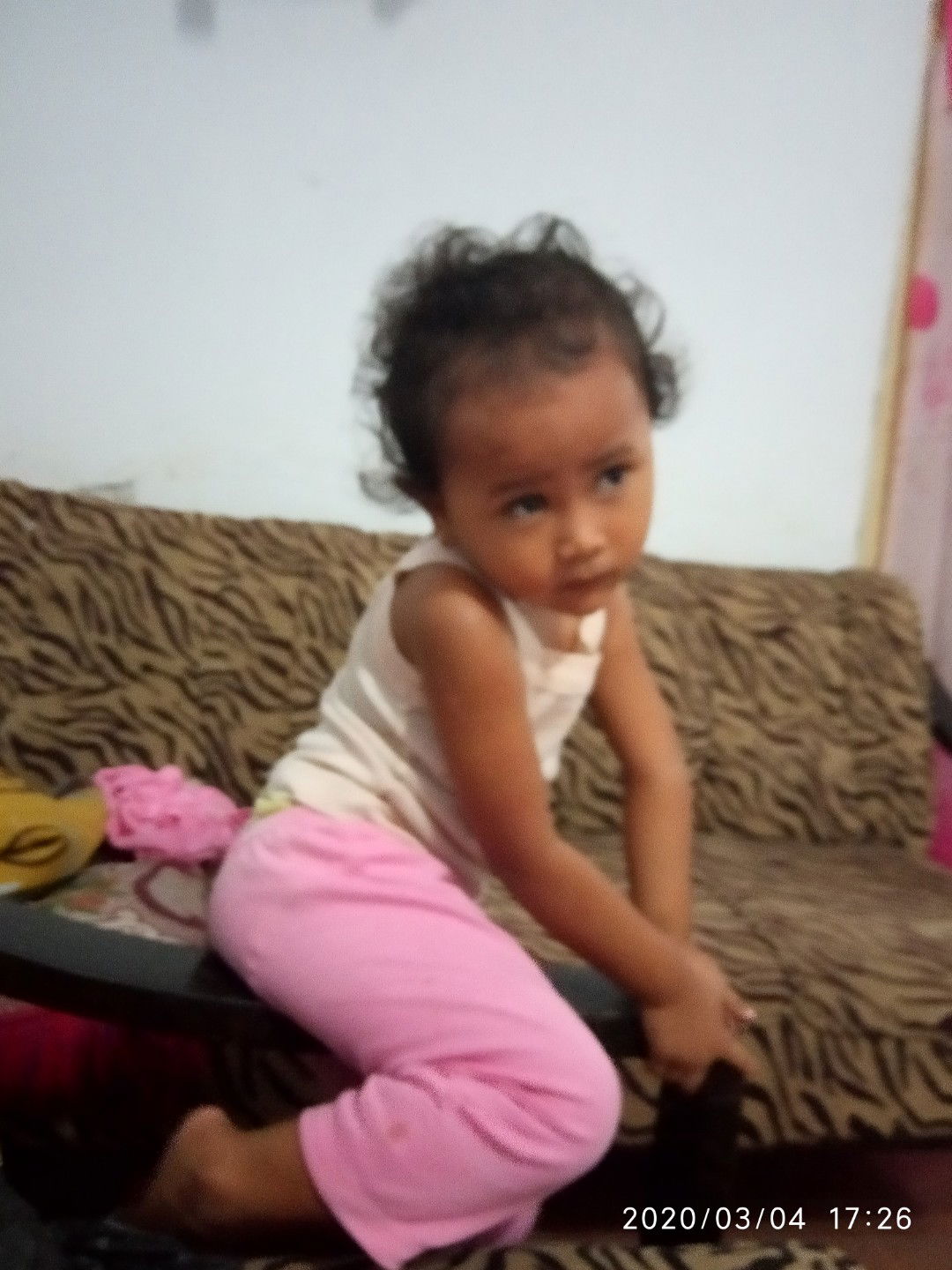 anak suka mengejan ngejan di atas kursi