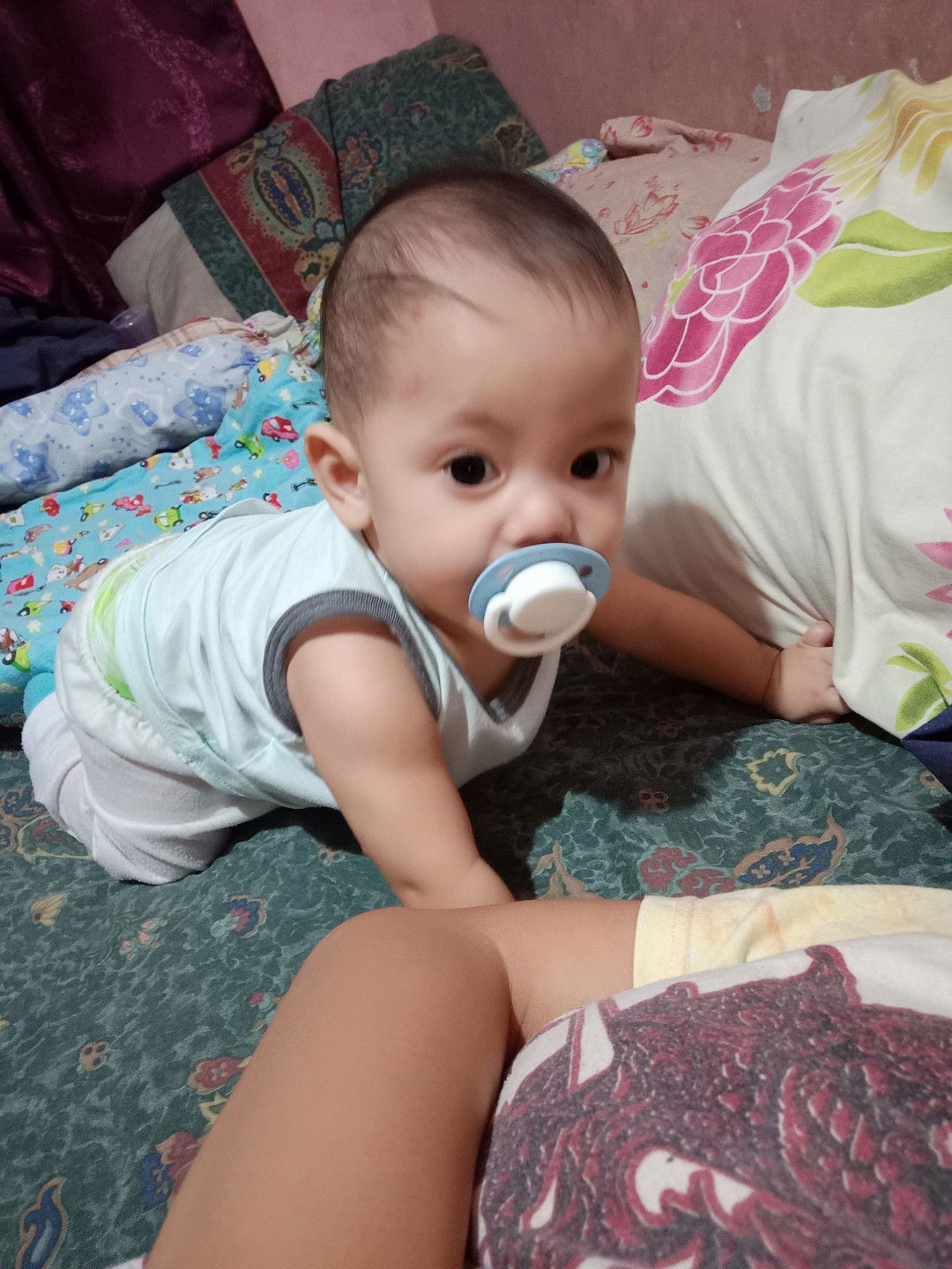 6 months old.. napakalikot..
